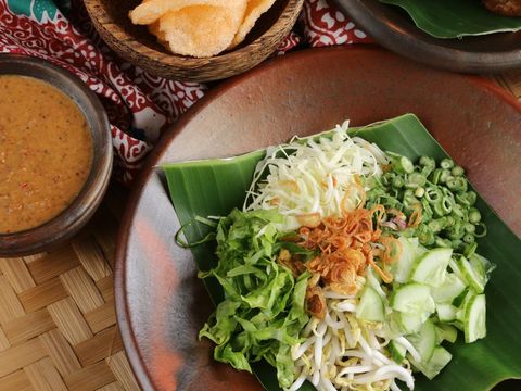 Karedok Yang Sehat dan Menyegarkan Dari Tanah Sunda