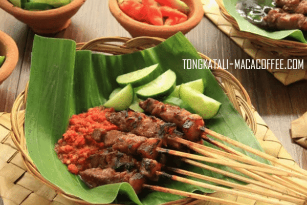 Sate Plecing: Pedasnya Menggoda, Segarnya Memikat sate plecing